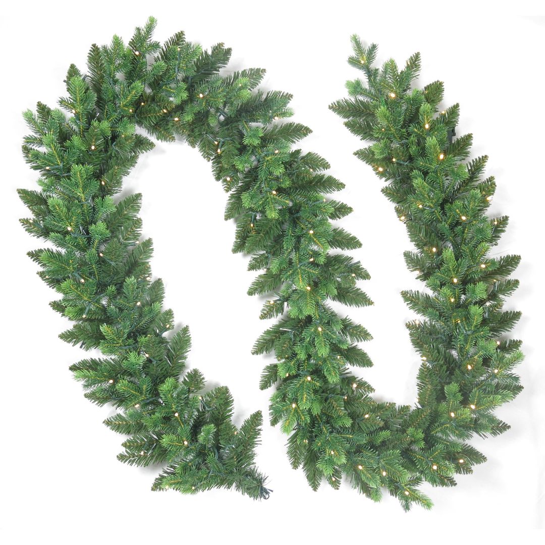 Festone decorativo di pino artificiale con microled bianco caldo integrati su sfondo bianco.