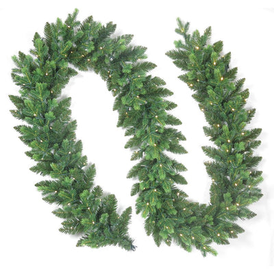 Festone decorativo di pino artificiale con microled bianco caldo integrati su sfondo bianco.