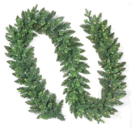 Festone decorativo di pino artificiale con microled bianco caldo integrati su sfondo bianco.