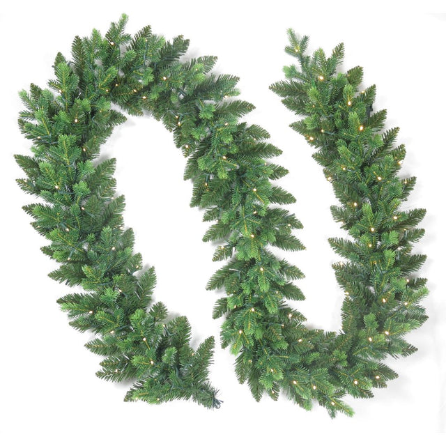Festone decorativo di pino artificiale con microled bianco caldo integrati su sfondo bianco.