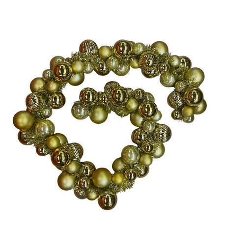 Festone natalizio composto da sfere oro lucide e opache di diverse dimensioni, unite da un filo decorativo.