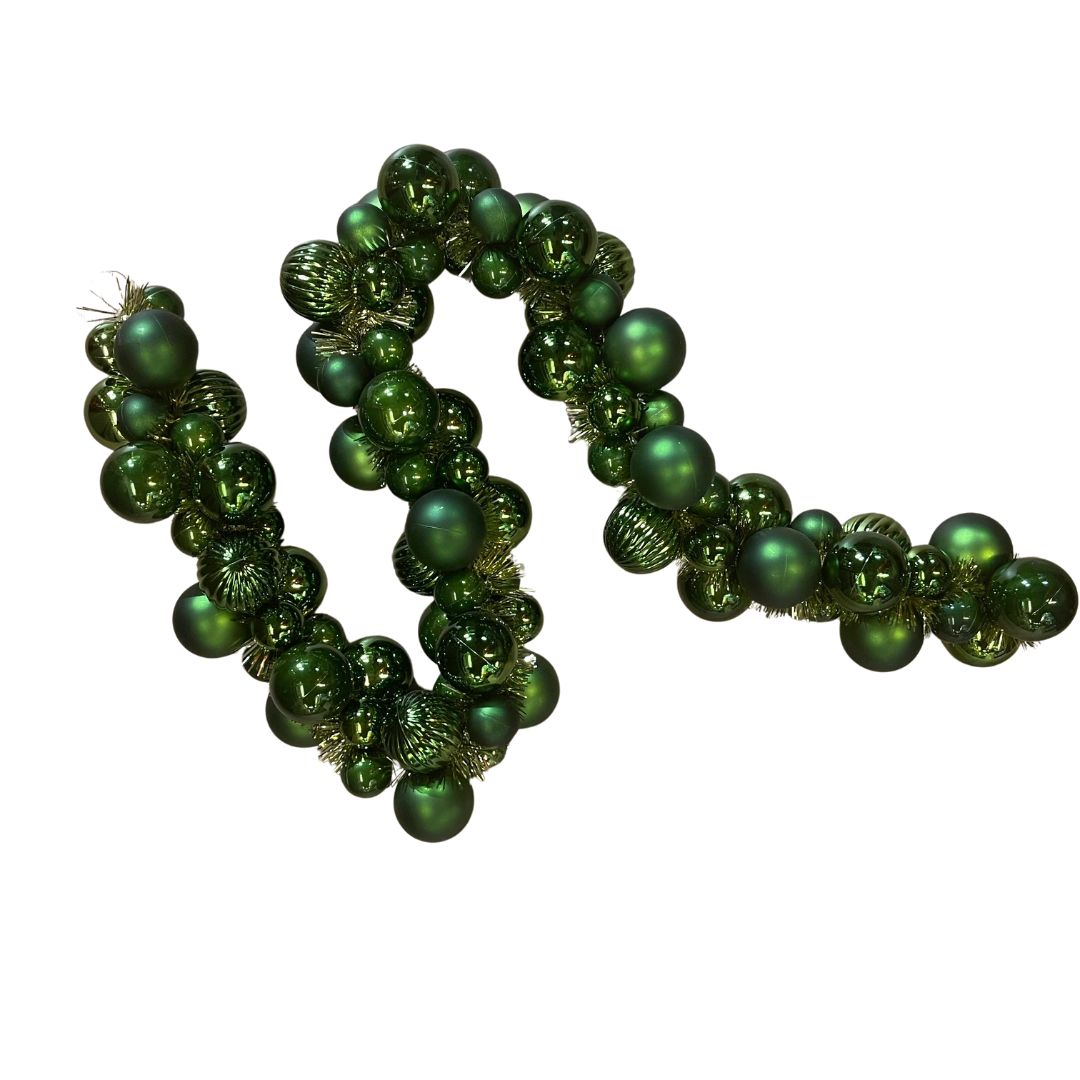 Festone natalizio composto da sfere verdi lucide e opache di diverse dimensioni, unite da un filo decorativo.
