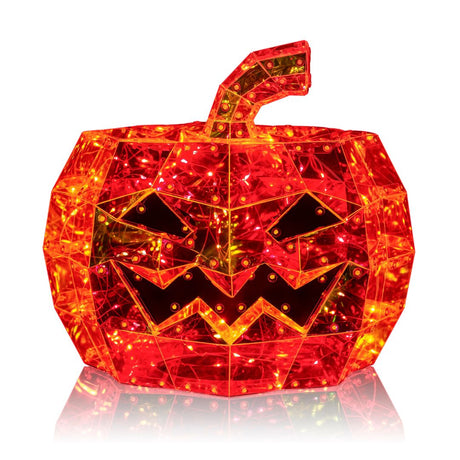 Figura a forma di zucca di Halloween dal volto intagliato, realizzata con superfici trasparenti arancioni illuminate da micro LED che creano un effetto iridescente su sfondo bianco.