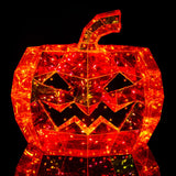 Figura a forma di zucca di Halloween dal volto intagliato, realizzata con superfici trasparenti arancioni illuminate da micro LED che creano un effetto iridescente.