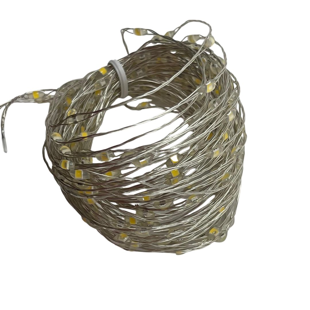 Filo luminoso in metallo argentato con 200 micro LED a luce bianco caldo avvolto e spento.