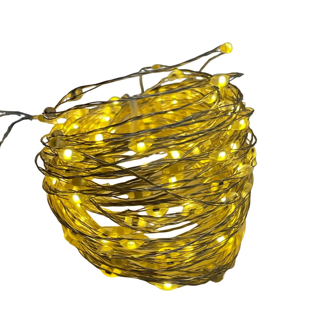 Filo luminoso in metallo argentato con 400 micro LED a luce bianco caldo avvolto.