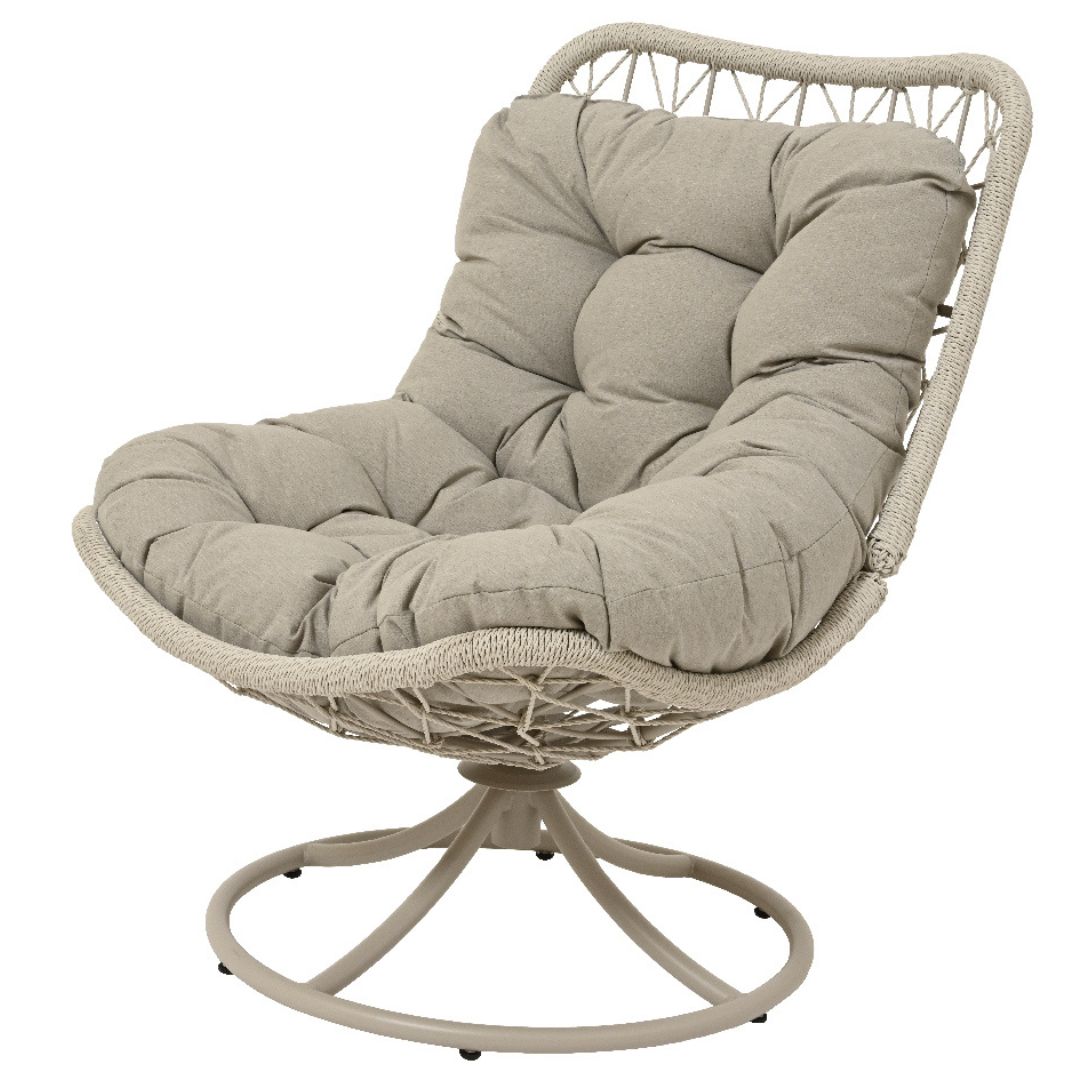 Poltrona girevole da esterno Gaia con struttura in ferro, intreccio in fibra chiara e cuscino imbottito beige.