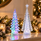 Abeti luminosi trasparenti con LED ambientati tra decorazioni natalizie