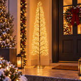 Albero luminoso natalizio da 210 cm con LED bianco caldo e flash, posizionato all'esterno accanto a ghirlande e lanterne