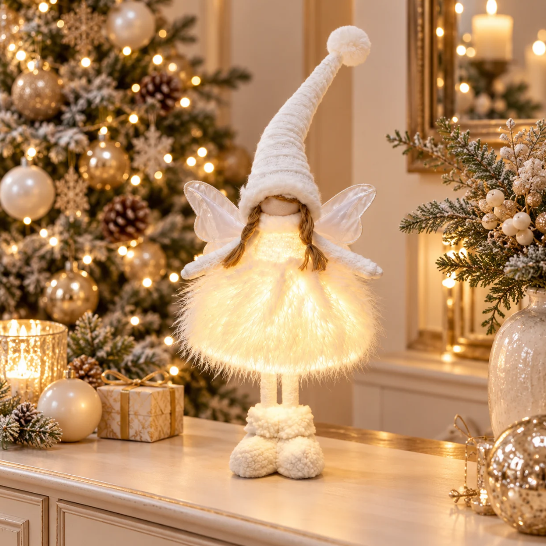 Angelo natalizio bianco illuminato con cappello, ali e abito morbido ambientato tra decorazioni di Natale