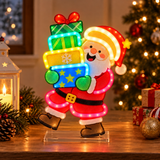 Babbo Natale con regali illuminato, ambientato su un mobile tra albero di Natale, lanterna e pacchi regalo