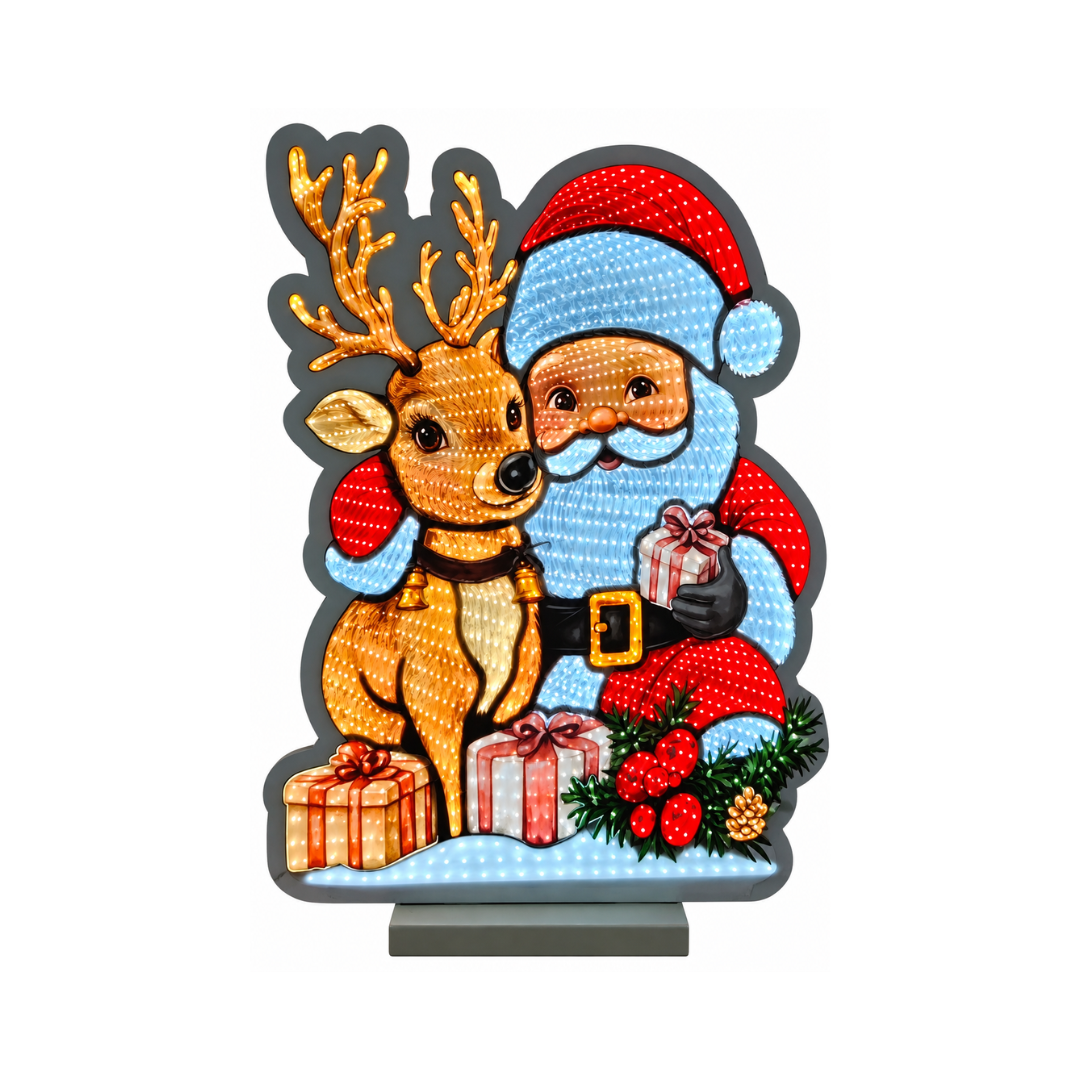 Decorazione luminosa con Babbo Natale accanto a una renna, pacchi regalo e rami natalizi con bacche rosse