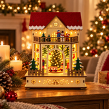 Casetta natalizia in legno illuminata con albero e trenino, ambientata su un mobile tra candele e decorazioni di Natale