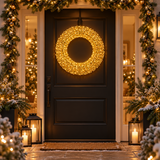 Corona natalizia riccio oro con micro LED, ambientata su porta decorata per Natale