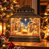 Lanterna glitter LED con Natività ambientata tra decorazioni natalizie