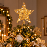 Puntale a stella oro con micro LED a luce calda su albero di Natale decorato