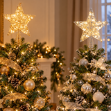 Puntali a stella oro e argento con micro LED a luce calda su alberi di Natale decorati