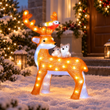 Renna luminosa in acrilico con uccellino e cuccioli ambientata all'esterno tra neve e decorazioni natalizie