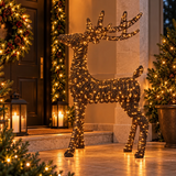 Cervo luminoso marrone H100 cm con micro LED a luce calda ambientato all'esterno