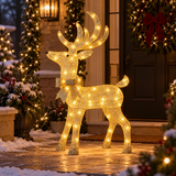 Renna natalizia oro con LED bianco caldo, posizionata davanti all'ingresso di casa tra ghirlande e decorazioni innevate