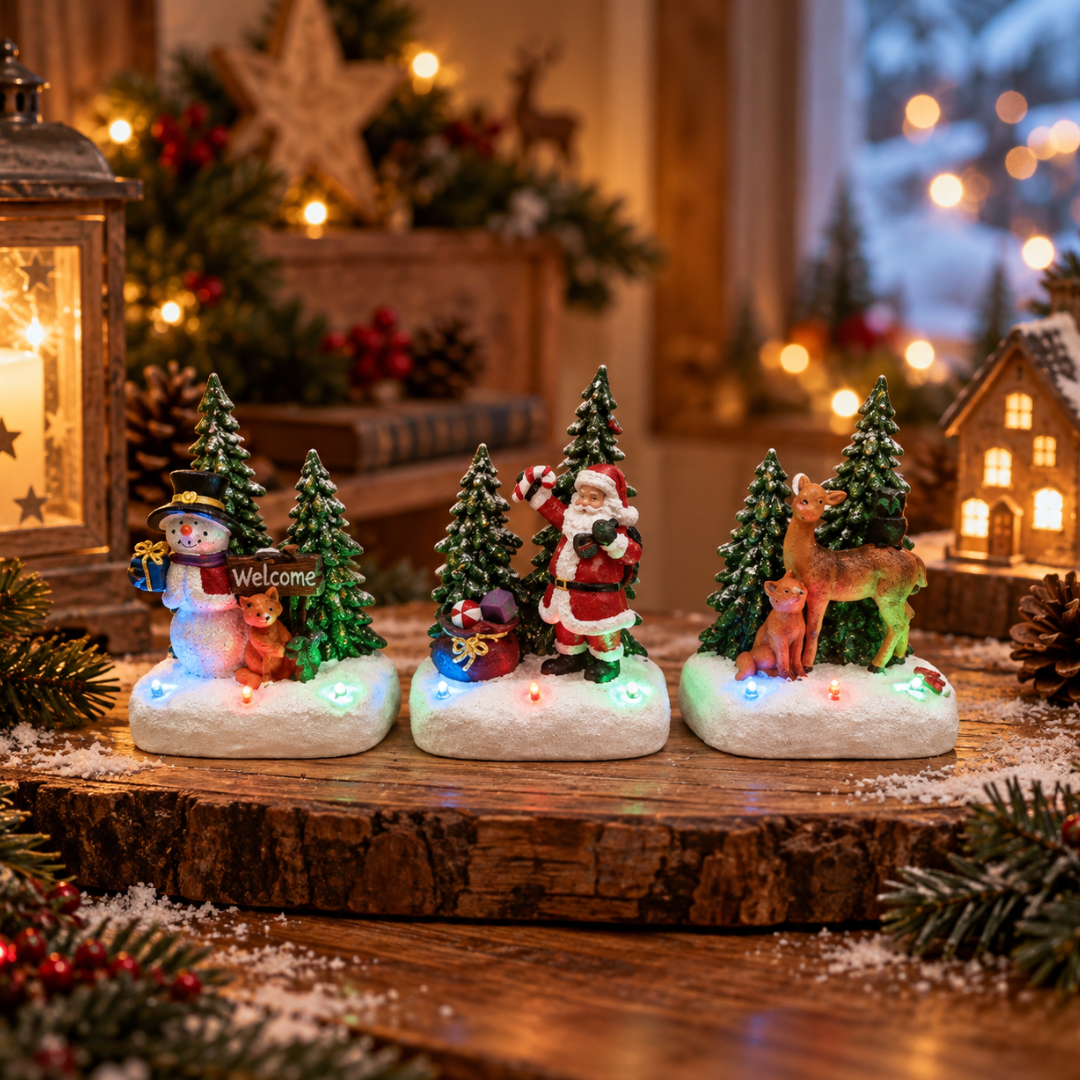 Set di tre decorazioni natalizie illuminate con pupazzo di neve, Babbo Natale, renne e abeti, ambientate con addobbi di Natale