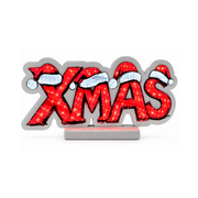 Decorazione luminosa natalizia con scritta rossa XMAS, lettere illuminate e cappelli di Babbo Natale bianchi e rossi