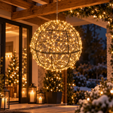 Sfera luminosa sospesa con micro LED a luce calda ambientata all'esterno per Natale
