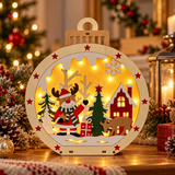 Sfera natalizia luminosa in legno con renna e paesaggio innevato, ambientata tra pigne, luci e decorazioni di Natale