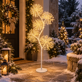 Soffione bianco luminoso a micro LED ambientato all’esterno tra decorazioni natalizie e neve