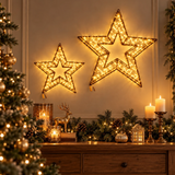 Due stelle natalizie luminose Garden Team da 38 e 58 cm, con micro LED bianco caldo, appese alla parete sopra un mobile decorato.