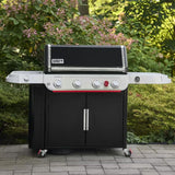 Barbecue a gas Weber Genesis EPX-435W nero e inox posizionato su una pavimentazione esterna