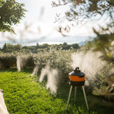Nebulizzatore Geyser da 4 litri posizionato in giardino su trepiedi 