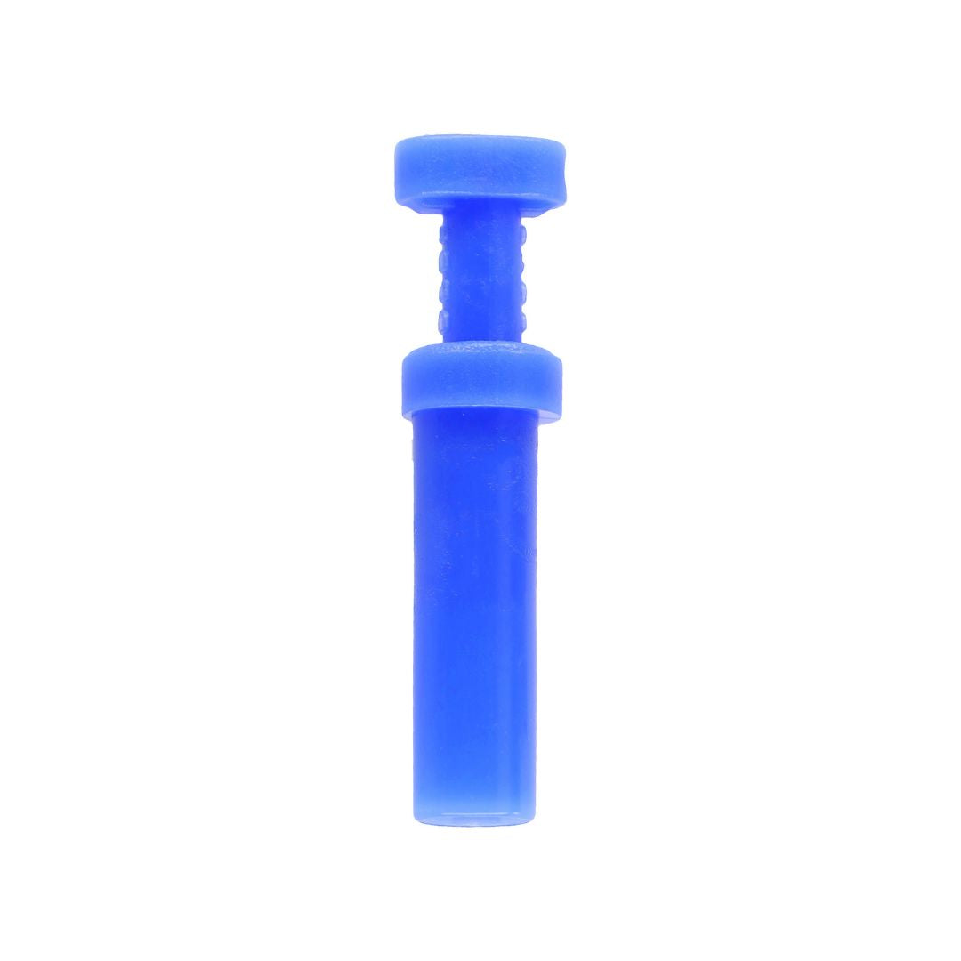 Tappo di chiusura blu in plastica per terminare le linee dell’impianto Geyser System, su sfondo bianco