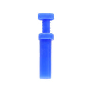 Tappo di chiusura blu in plastica per terminare le linee dell’impianto Geyser System, su sfondo bianco