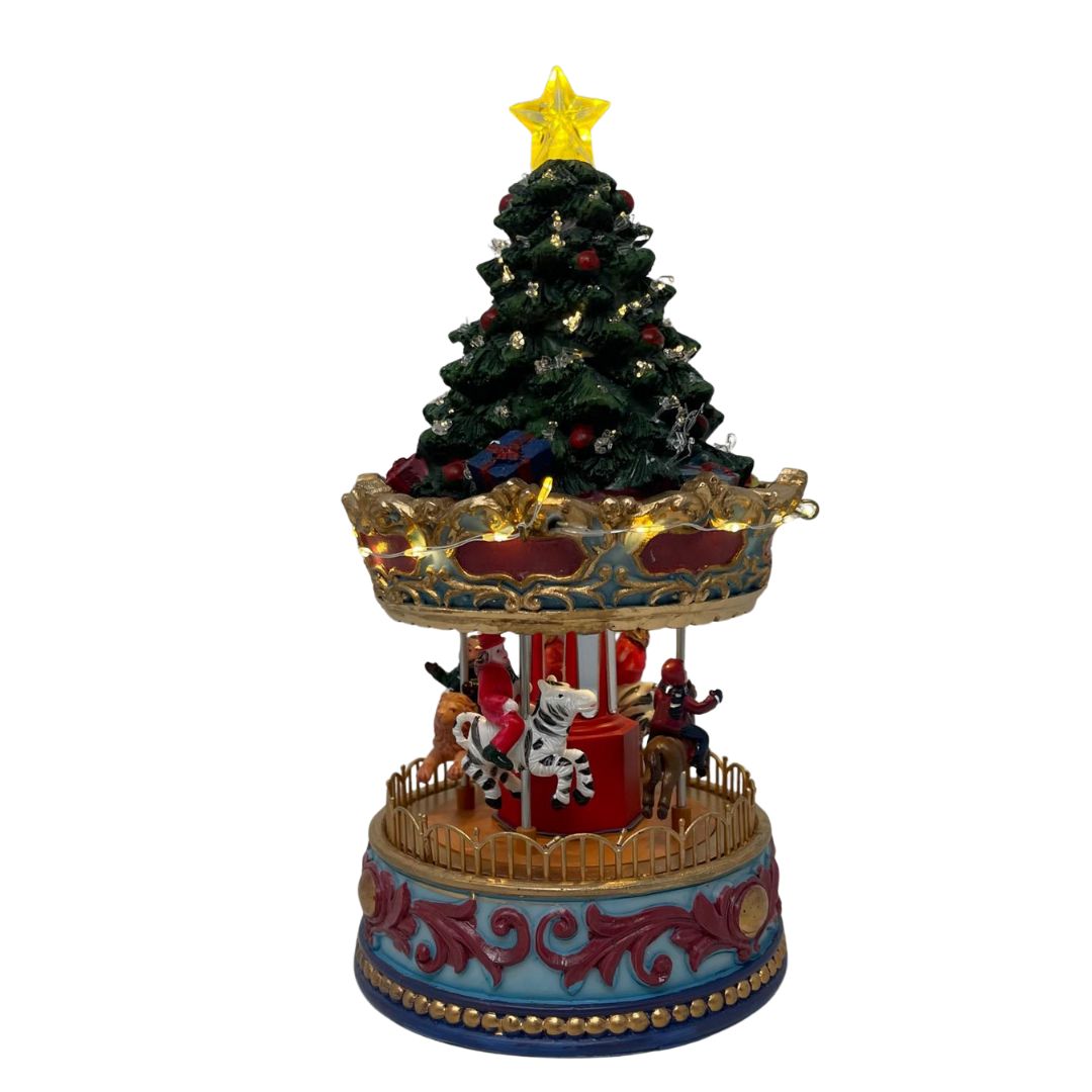 Giostra natalizia con cavalli e figure in movimento, sormontata da un albero di Natale decorato con luci LED e stella luminosa sulla cima.
