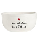 Insalatiera in grès con diametro 20 cm e decoro con cuoricino rosso e scritta "una patatina tira l'altra" in nero.