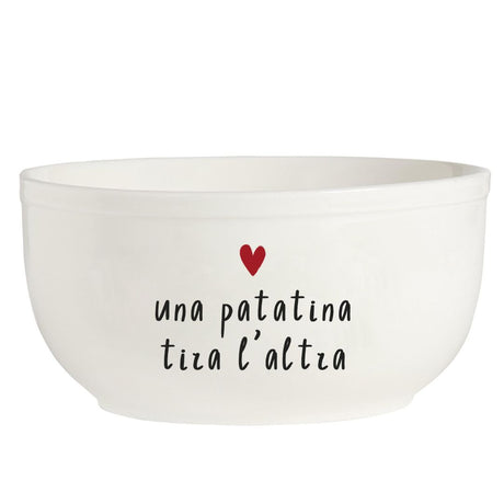 Insalatiera in grès con diametro 20 cm e decoro con cuoricino rosso e scritta "una patatina tira l'altra" in nero.