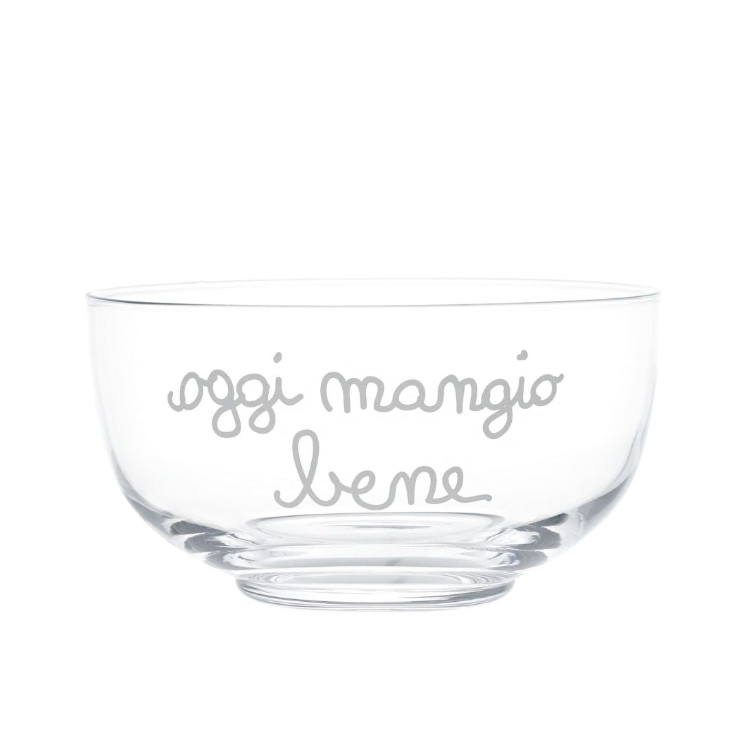 Insalatiera in vetro soffiato trasparente con scritta bianca "Oggi mangio bene" dal diametro di 22 cm.