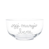 Insalatiera in vetro soffiato trasparente con scritta bianca "Oggi mangio bene" dal diametro di 22 cm.