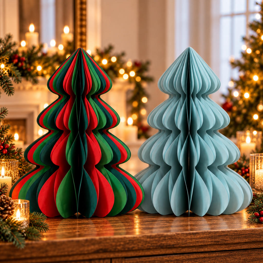 Alberi di Natale decorativi in carta pieghettata rosso e verde e azzurro chiaro ambientati insieme