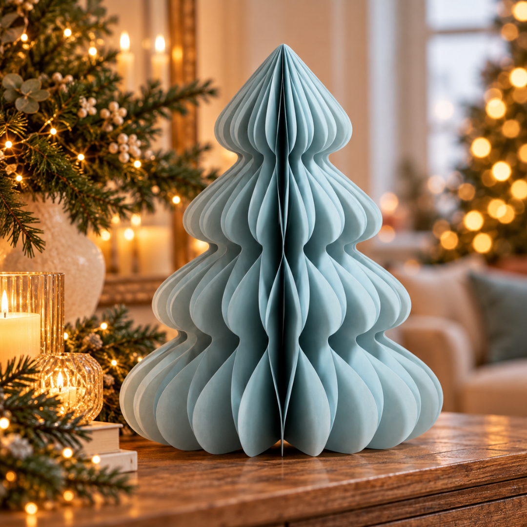 Albero di Natale decorativo in carta azzurro chiaro ambientato su un mobile con luci natalizie