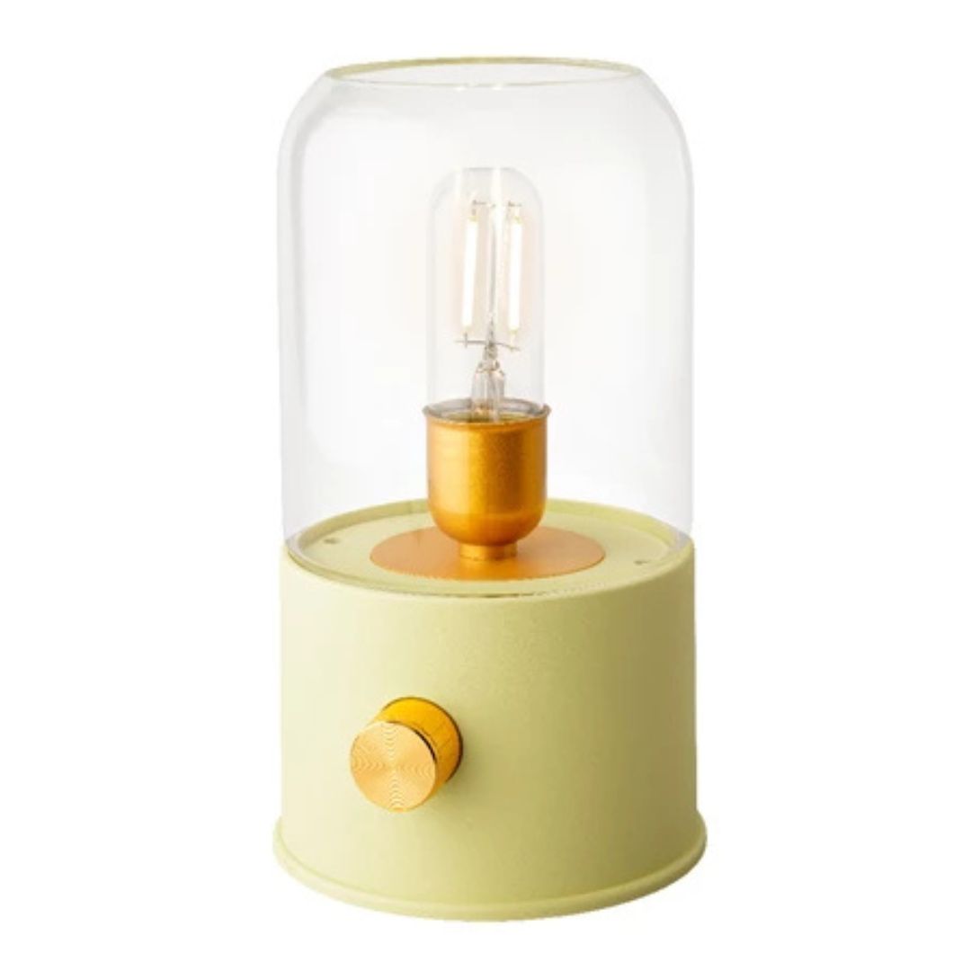 Lampada da tavolo stile vintage con base lime e vetro trasparente, fondo bianco