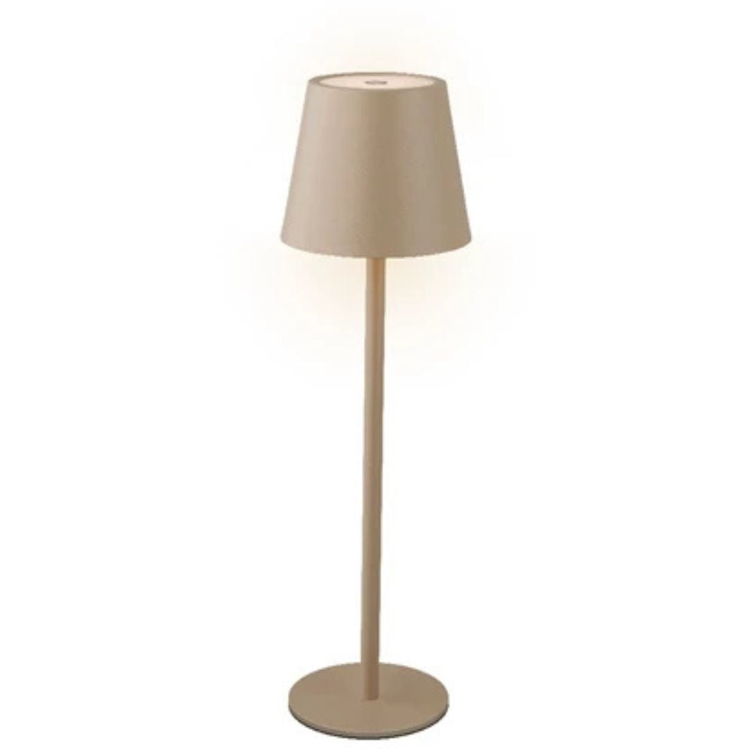 Lampada da tavolo color sabbia con paralume classico e luce calda, fondo bianco