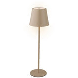 Lampada da tavolo color sabbia con paralume classico e luce calda, fondo bianco