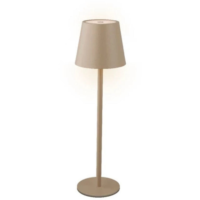 Lampada da tavolo color sabbia con paralume classico e luce calda, fondo bianco