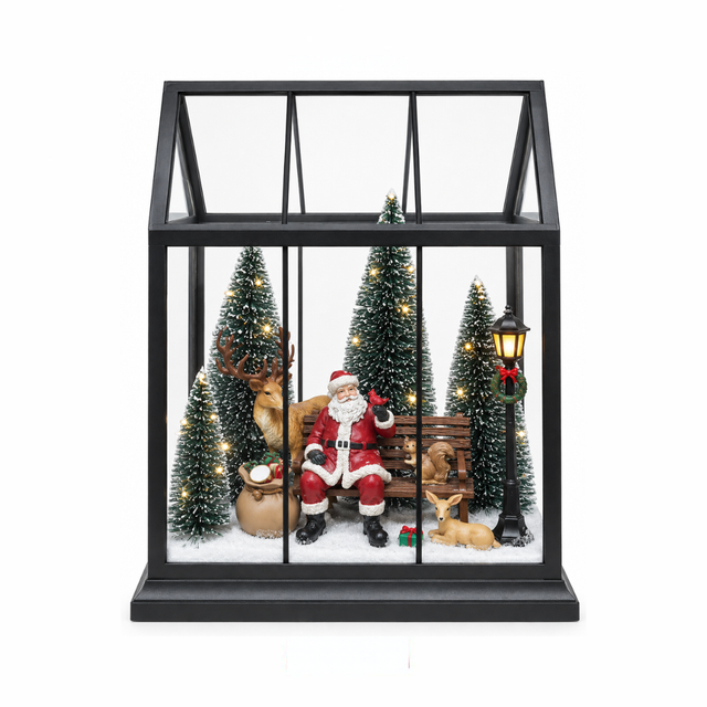 Lanterna natalizia nera con scena illuminata di Babbo Natale seduto su una panchina, renna e animali tra abeti innevati