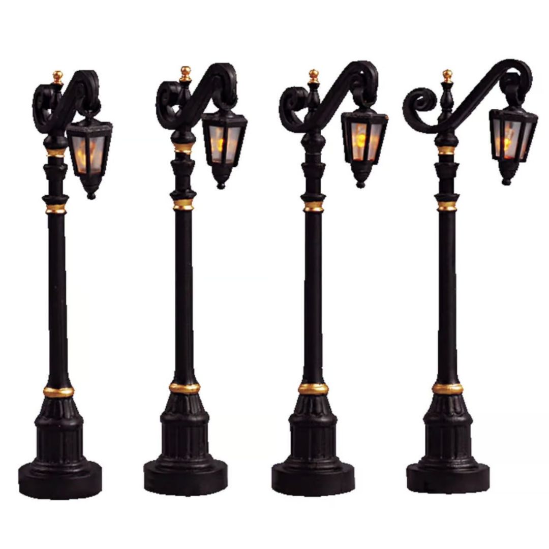 Set di quattro lampioni Lemax per villaggetti natalizi.