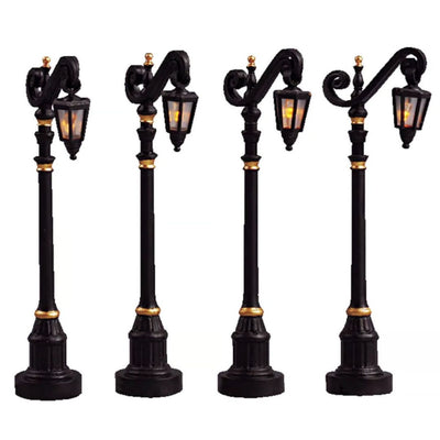 Set di quattro lampioni Lemax per villaggetti natalizi.