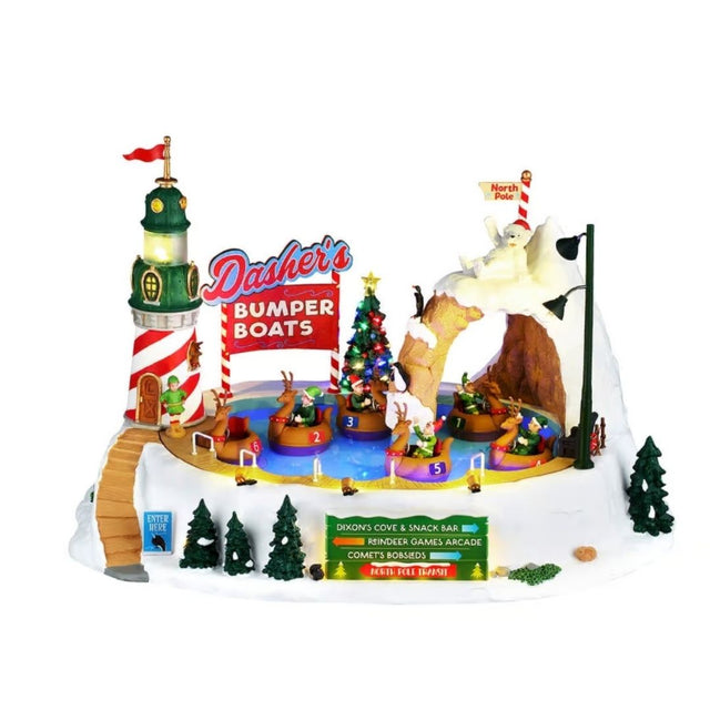 Attrazione Lemax natalizia con autoscontri acquatici a tema renne ed elfi, ambientata al Polo Nord con faro, albero di Natale, grotta innevata e luci decorative.