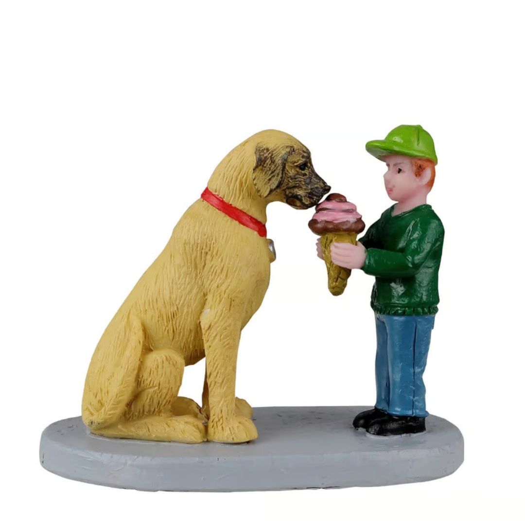 Statuetta Lemax con bambino che offre un gelato a un grande cane seduto con collare rosso.